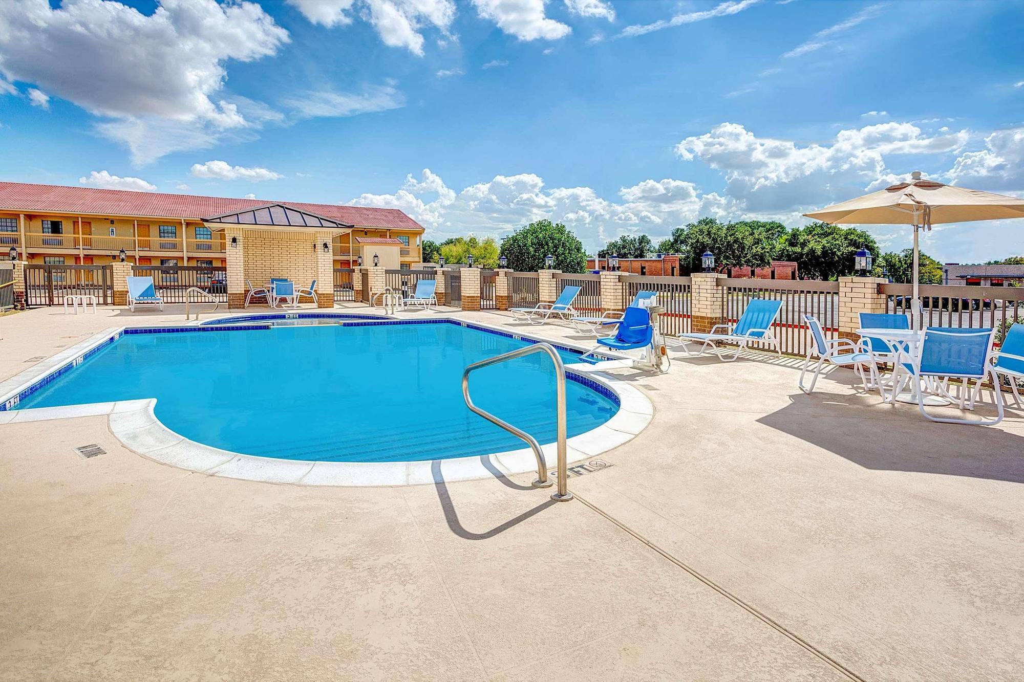 Arya Inn & Suites Farmers Branch Eksteriør billede